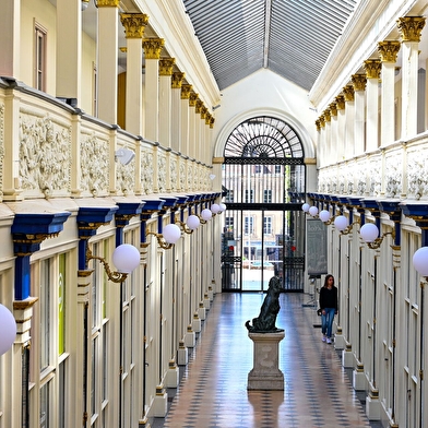 Balade urbaine : des façades classiques à l'Art Déco.